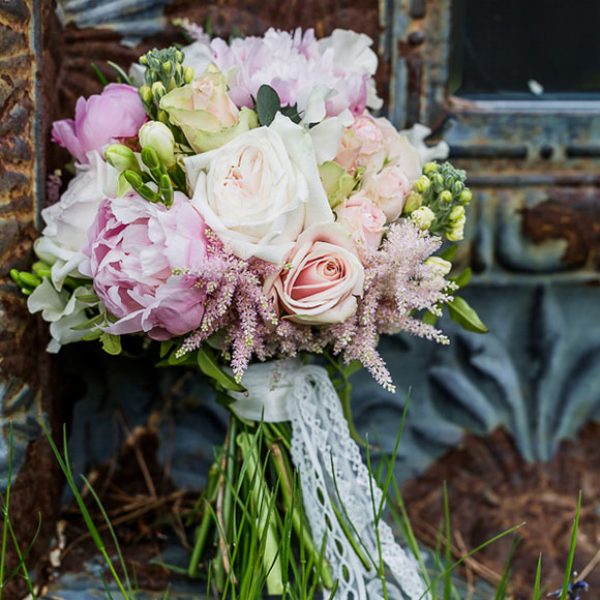 Pretty pink and peach bouquet for a barn wedding ceremony