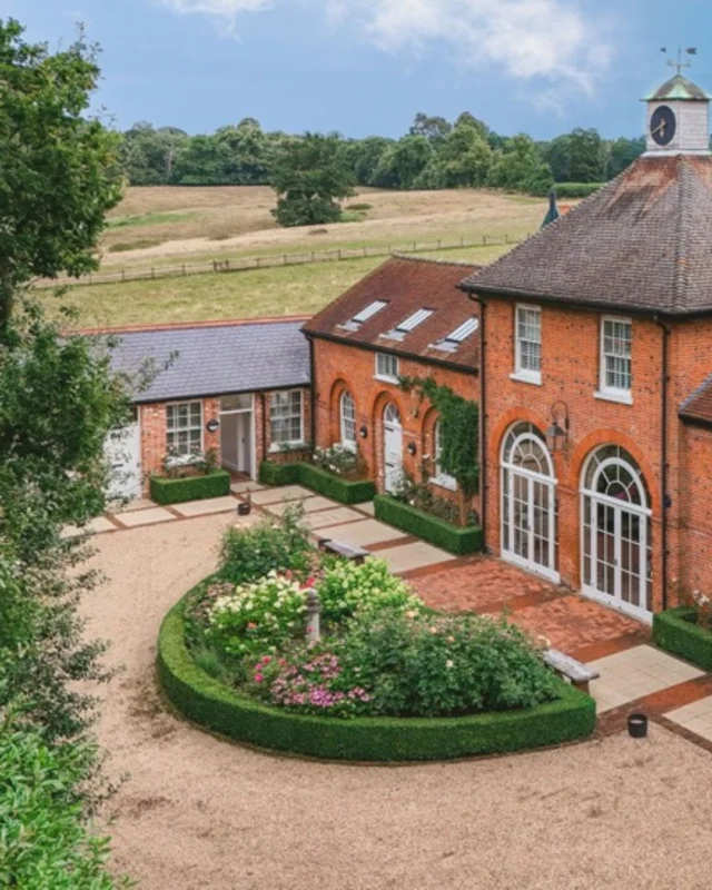 The Coach House | Details ✨  The Coach House* is a luxurious property on the Gaynes Park estate, boasting ten stylish and individually decorated bedrooms. Where attention to detail is of top priority to ensure a comfortable and relaxing stay for you and your guests.  *The Coach House accommodation is booked separately via Gaynes Park Ltd. 
Images from @justinbaileyphotography  #GaynesPark #WeddingAccomodation #TheCoachHouse #WeddingGuestAccomodation